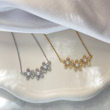 Charger l'image dans la galerie, Flowers & Pearls Necklaces