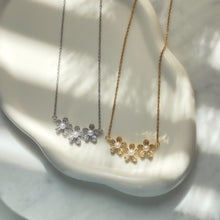 Charger l'image dans la galerie, Flowers & Pearls Necklaces