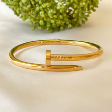 Charger l'image dans la galerie, Gold Stainless Steel Double Bolt Bangle