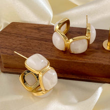 Carregar imagem no visualizador da galeria, Moon Stud Earrings
