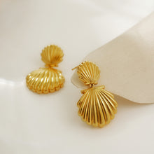 Carica l&#39;immagine nel visualizzatore di Gallery, Shell Drop Earrings
