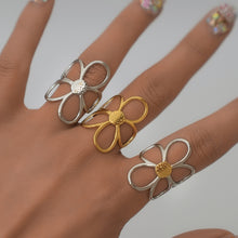 Cargar imagen en el visor de la galería, Flower-shaped ring
