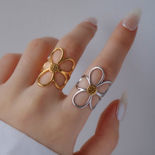 Cargar imagen en el visor de la galería, Flower-shaped ring
