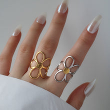 Cargar imagen en el visor de la galería, Flower-shaped ring

