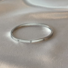 Charger l&#39;image dans la galerie, Stainless Steel Slim with Stones Bangle

