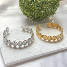 Cargar imagen en el visor de la galería, Beach Shell Bangle
