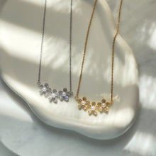 Cargar imagen en el visor de la galería, Flowers &amp; Pearls Necklace

