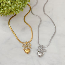 Carica l&#39;immagine nel visualizzatore di Gallery, Stainless Steel Heart Coquette Pendant Necklace
