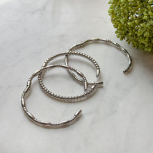 Carregar imagem no visualizador da galeria, Stainless Steel Silver Textured Bangles
