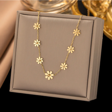 Charger l&#39;image dans la galerie, Golden Flowers Necklace
