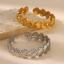 Cargar imagen en el visor de la galería, Beach Shell Bangle
