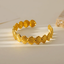 Cargar imagen en el visor de la galería, Beach Shell Bangle
