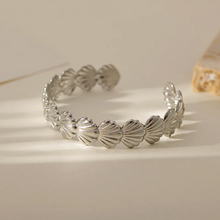 Cargar imagen en el visor de la galería, Beach Shell Bangle

