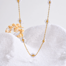 Carregar imagem no visualizador da galeria, Dainty Flowers Necklaces
