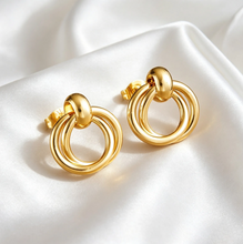 Cargar imagen en el visor de la galería, Gold Circle Stud Earrings
