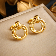 Cargar imagen en el visor de la galería, Gold Circle Stud Earrings

