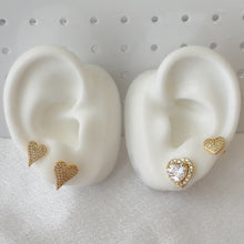 Carregar imagem no visualizador da galeria, Hearts Stud Earrings
