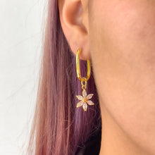 Carregar imagem no visualizador da galeria, Crystal Flower Pendant Necklace &amp; Earrings
