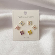 Load image into Gallery viewer, Set of Flowers Earrings
