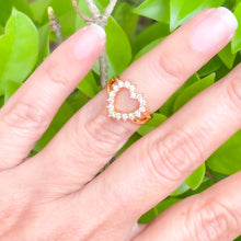 Cargar imagen en el visor de la galería, Delicado anillo de amor con cristales dorados 
