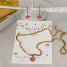 Carregar imagem no visualizador da galeria, Pink Clover Pendant Hoops &amp; Necklace
