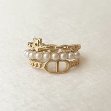 Carica l&#39;immagine nel visualizzatore di Gallery, Pearls with Initial Ring

