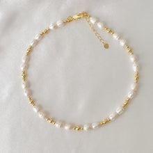 Charger l&#39;image dans la galerie, Pearls and Gold Beads Necklace
