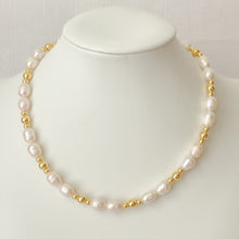 Charger l&#39;image dans la galerie, Pearls and Gold Beads Necklace
