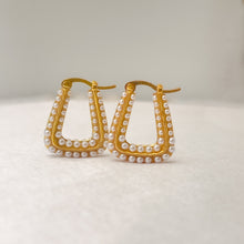 Load image into Gallery viewer, Pearls Earrings
