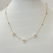 Carregar imagem no visualizador da galeria, Solo Pearl &amp; Flowers Necklace
