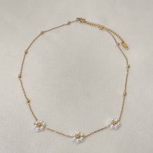 Load image into Gallery viewer, Solo Pearl &amp; Flowers Necklace
