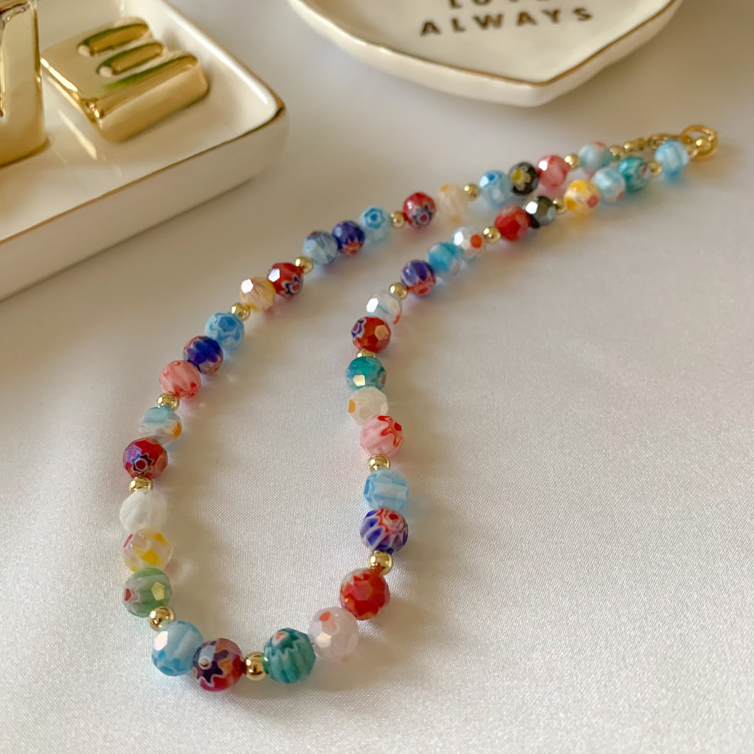 Collar de perlas de vidrio de colores