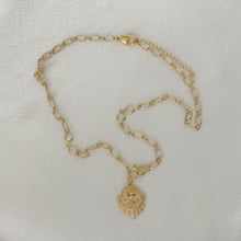 Carregar imagem no visualizador da galeria, 3 Styles of necklaces with Pearls
