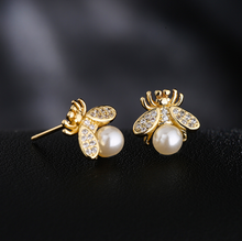 Carregar imagem no visualizador da galeria, Dainty Bee Stud Earrings
